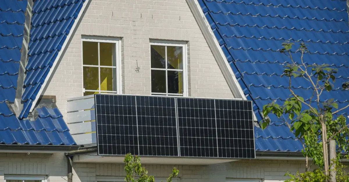 Jak zainstalować mini elektrownię słoneczną na balkonie i oszczędzać?