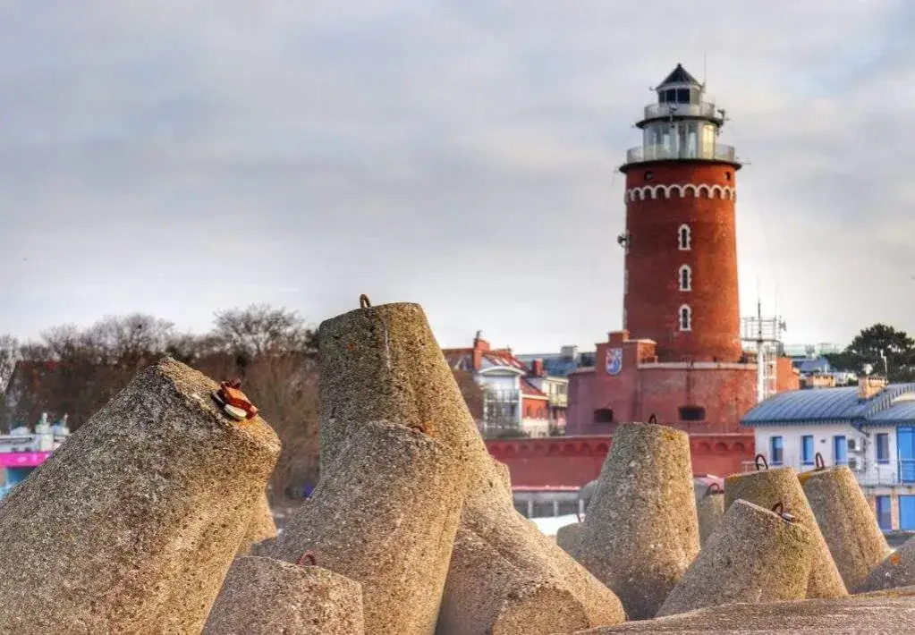 Ile schodów ma latarnia morska w Kołobrzegu? Przygotuj się na wspinaczkę!