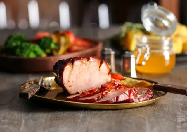 Jak upiec szynkę na obiad, aby była soczysta i pełna smaku