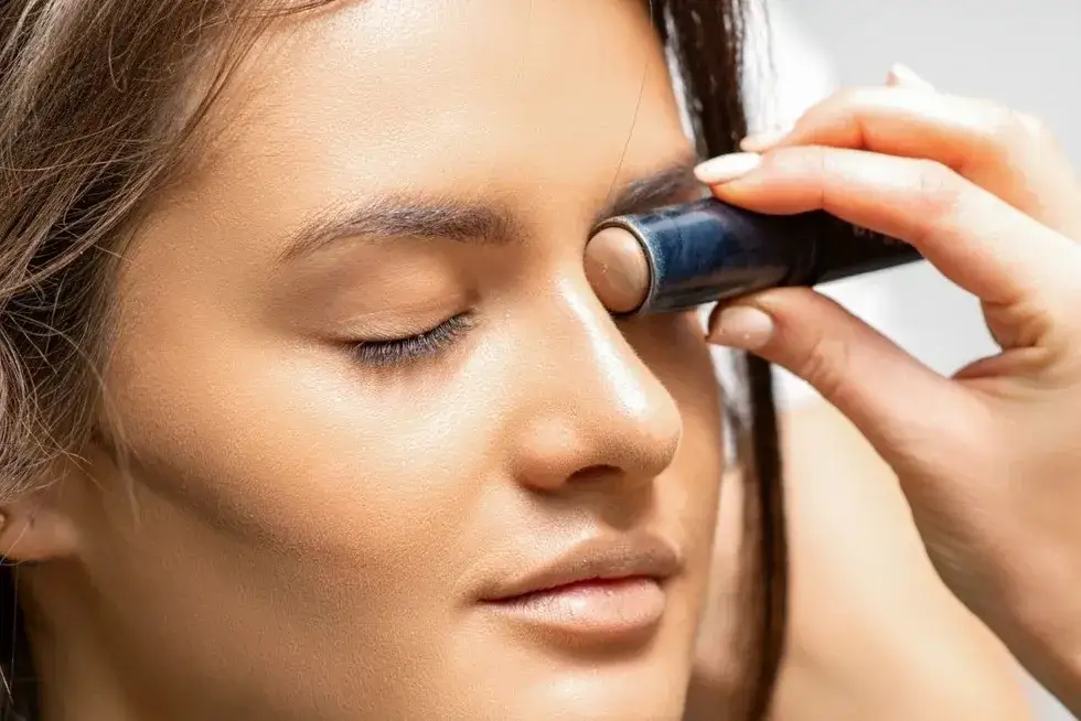 Jak ukryć cienie pod oczami? Wybierz idealny korektor i aplikuj go jak PRO