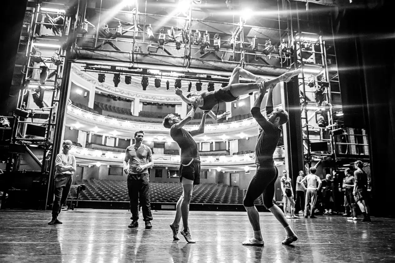 Czym zajmuje się choreograf w teatrze i jak wpływa na spektakle