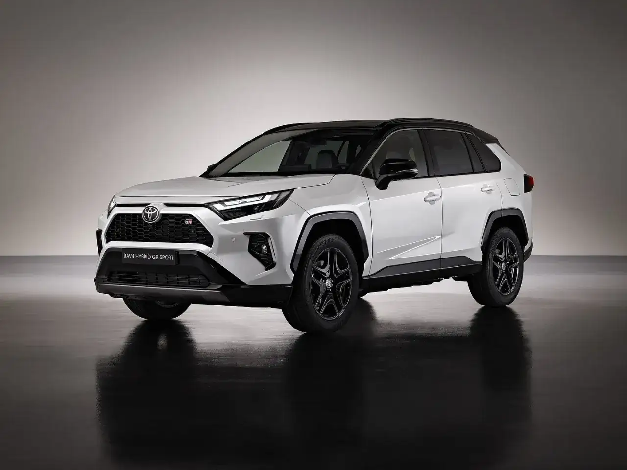 Ile naprawdę pali Toyota RAV4 Hybrid? Rzeczywiste spalanie ujawnione