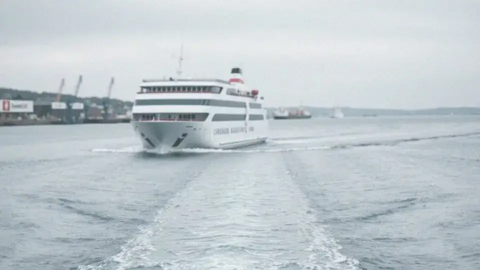 Ile płynie prom ze Świnoujścia do Ystad? Czas i ważne informacje