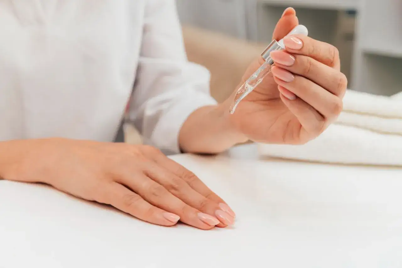 Jakie olejki na zniszczone paznokcie pomogą w ich regeneracji?