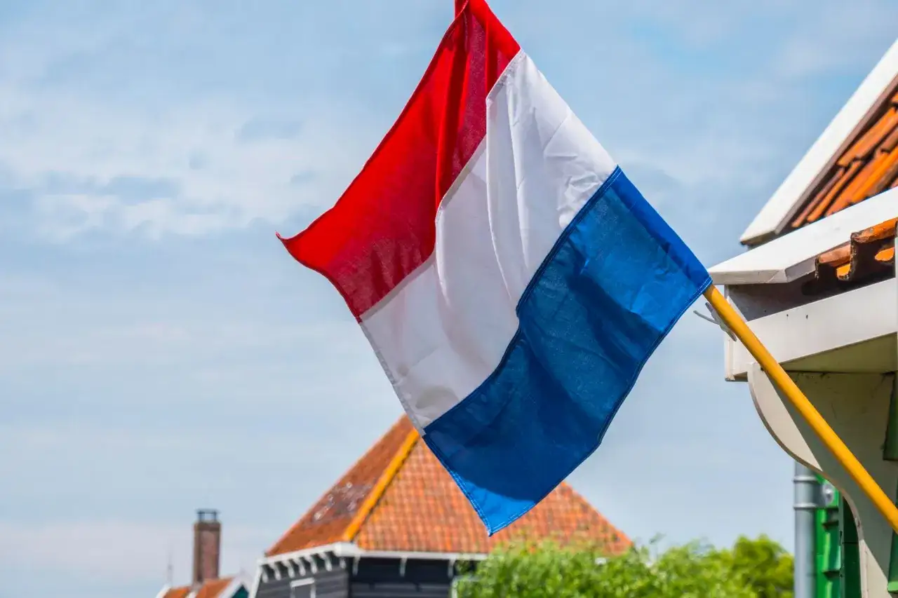 Flaga Holandii: Wygląd, historia i zaskakujące tradycje
