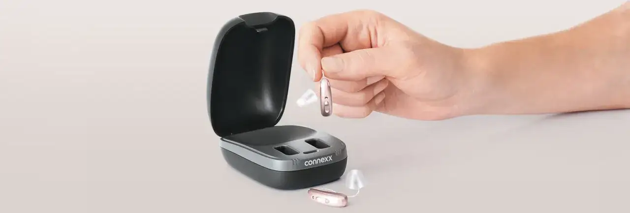 Aparat słuchowy: baterie czy akumulator? Wybierz dla seniora!