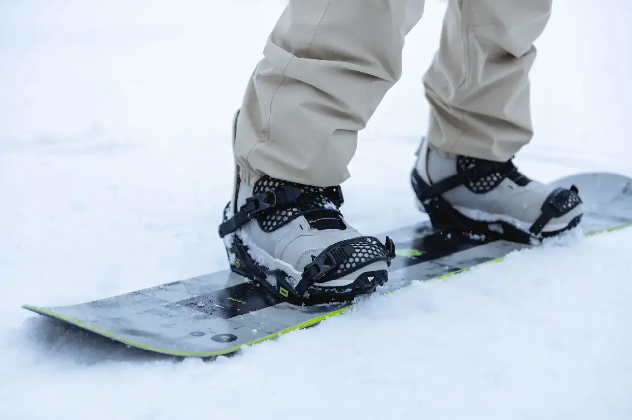 Wiązania snowboardowe: miękkie czy twarde? Dopasuj do stylu!