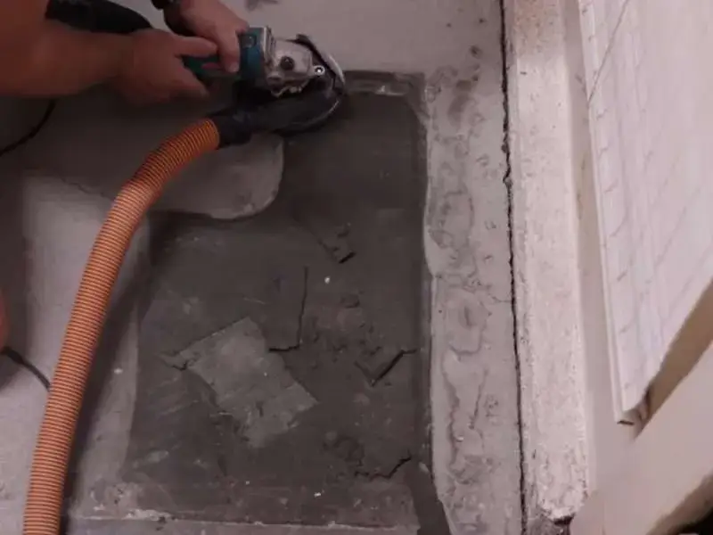 Skuteczne sposoby na usunięcie zaschniętej zaprawy klejowej z płytek w domu