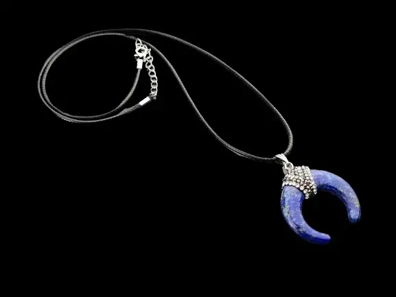 Lunula wisiorek znaczenie: Odkryj symbolikę i moc amuletu