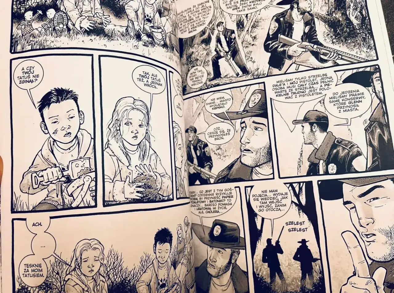 Kadr z komiksu The Walking Dead. Dzieci tęsknią za ojcem, podczas gdy dorośli rozmawiają o broni i zapasach.