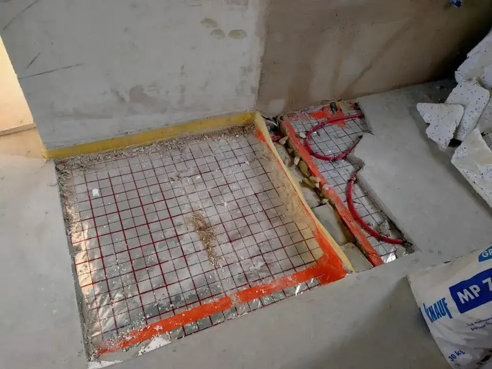 Podłogówka pod prysznicem: wady i zalety, na co uważać?