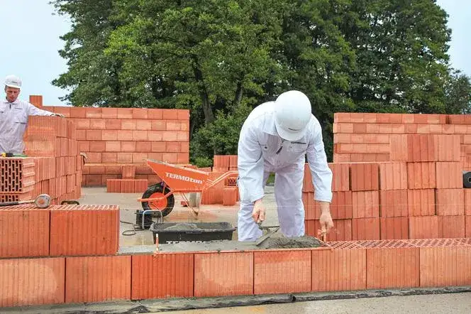 Murowanie: klej czy zaprawa? Koszty, szybkość, izolacja decyzja!