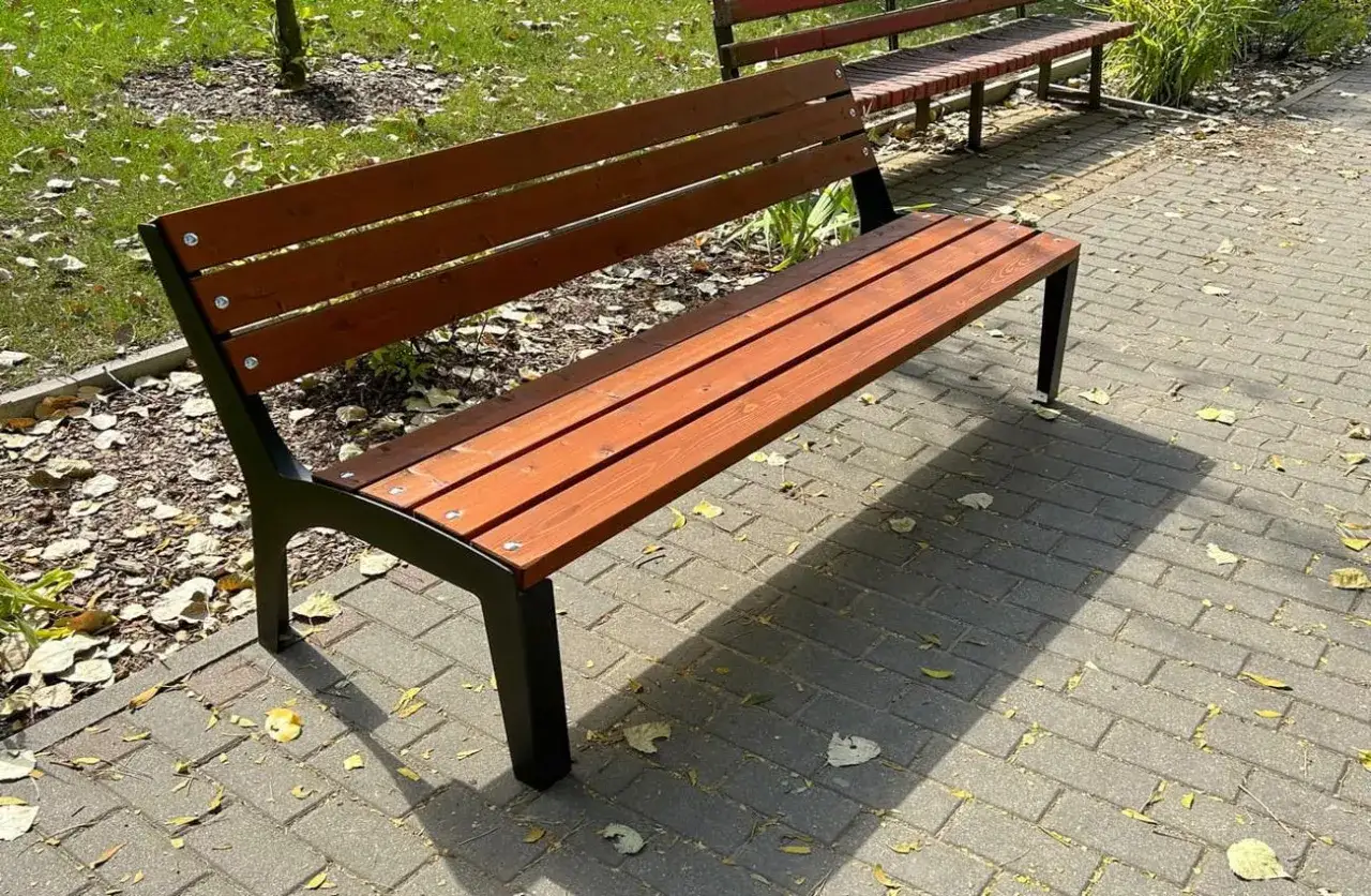 Drewniana ławka ogrodowa, idealna do relaksu. Dowiedz się, jak zbudować taką ławkę.