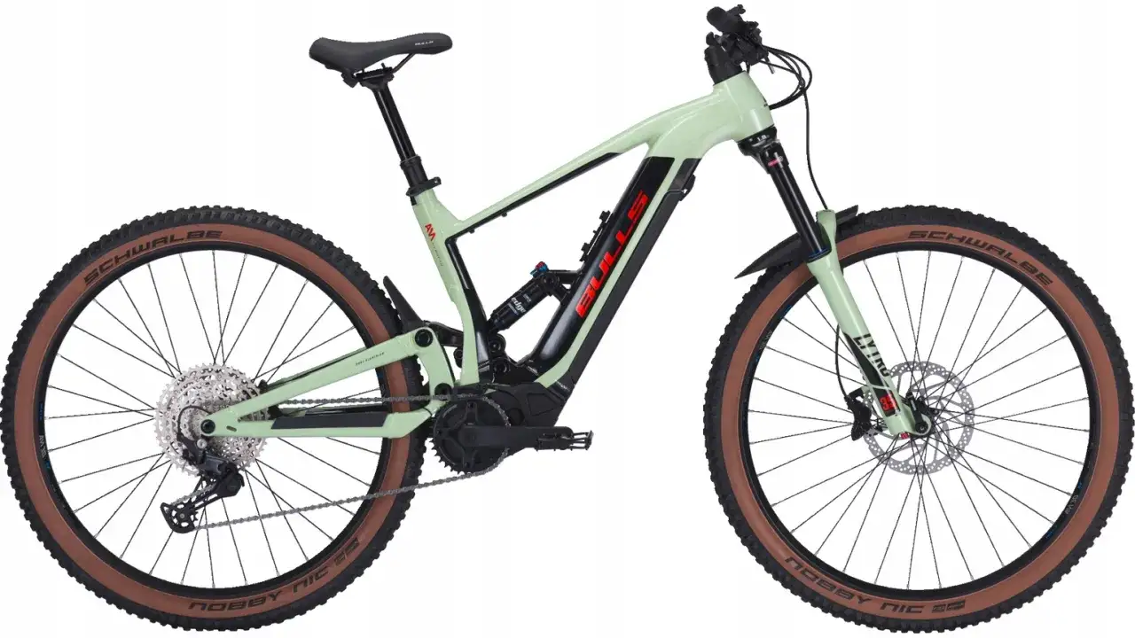 Jasnozielony rower elektryczny Bulls e-stream evo am 3 z brązowymi oponami Schwalbe Nobby Nic.
