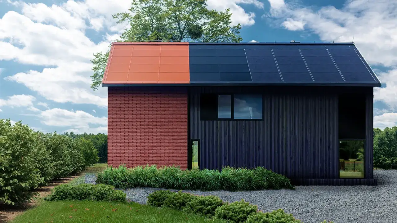 Nowoczesny dom z dachem podzielonym na część czerwoną i panele solarne.