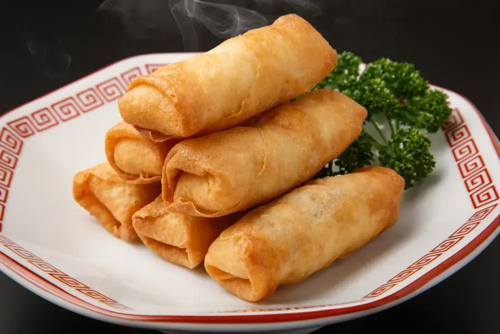 Ile kcal mają sajgonki? Sprawdź, co kryje się w tych smakołykach