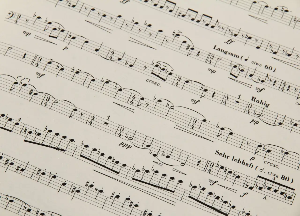 Partytura muzyczna z oznaczeniami tempa, np. "Langsam (etwa 60)" i "Sehr lebhaft (etwa 80)", sugerującymi tempo umiarkowane w muzyce.