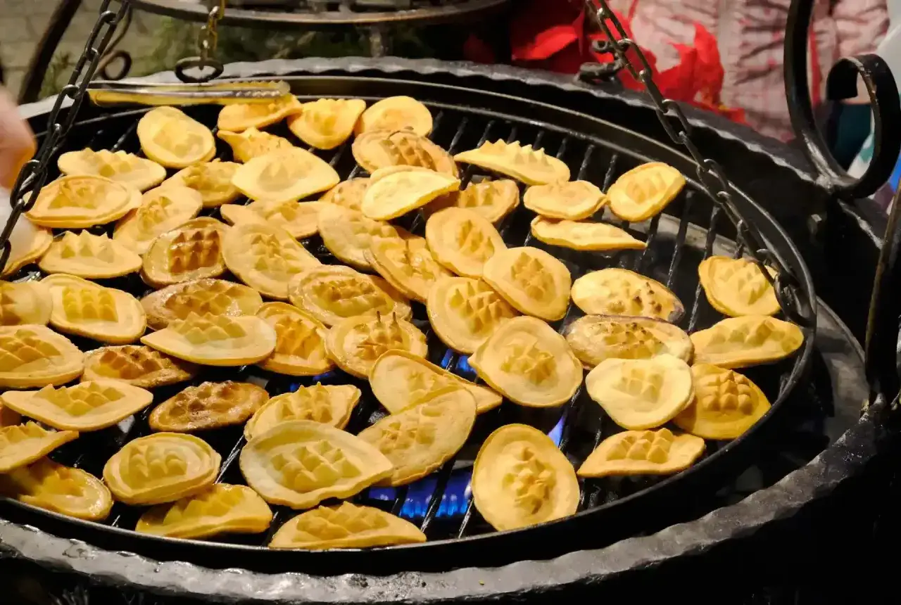 Na grillu w karczmie góralskiej pieką się liczne oscypki.