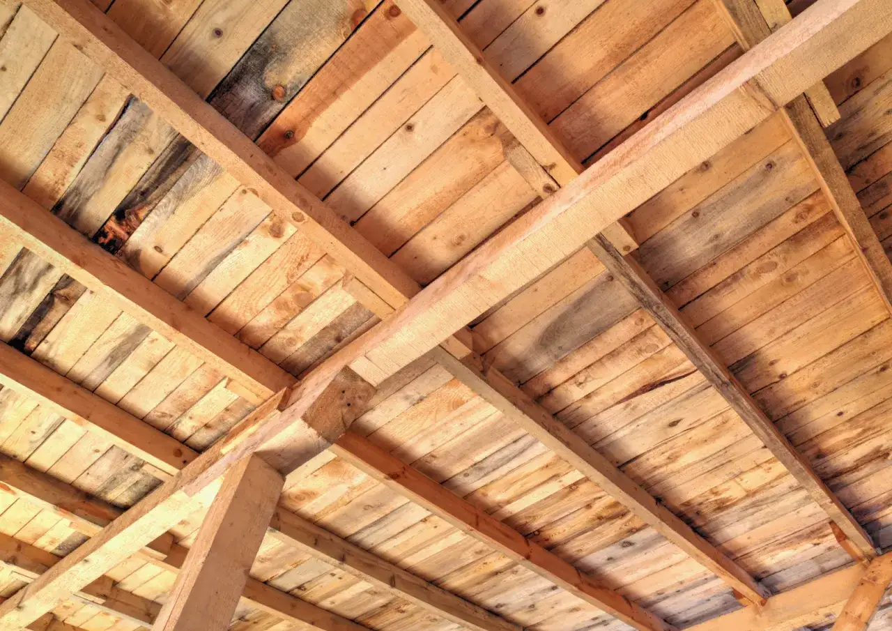 Jakie krokwie na dach wybrać, aby uniknąć problemów z konstrukcją?