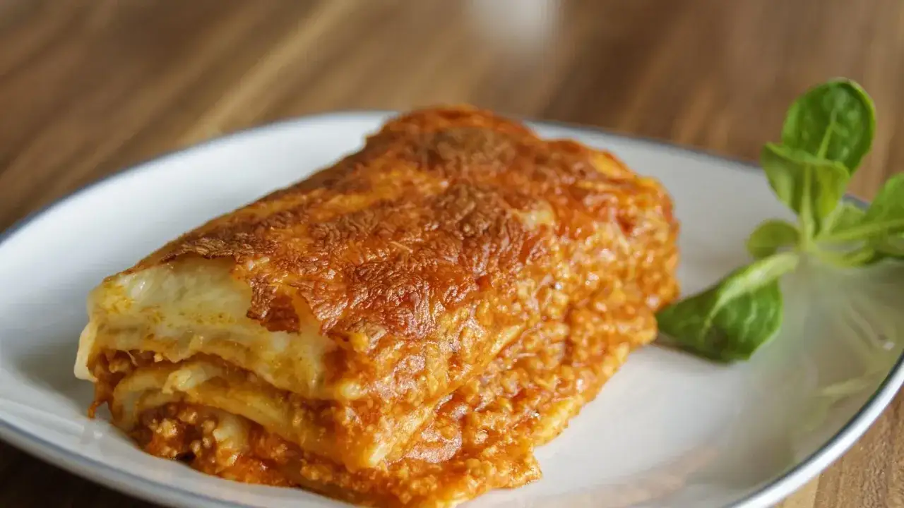 Pyszna, domowa lasagne z chrupiącą, zapieczoną górką. Idealna na obiad, gdy szukasz sprawdzonego lasagne przepis.