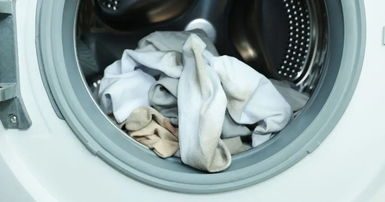 Jak wyczyścić białe skarpetki i przywrócić im śnieżną biel