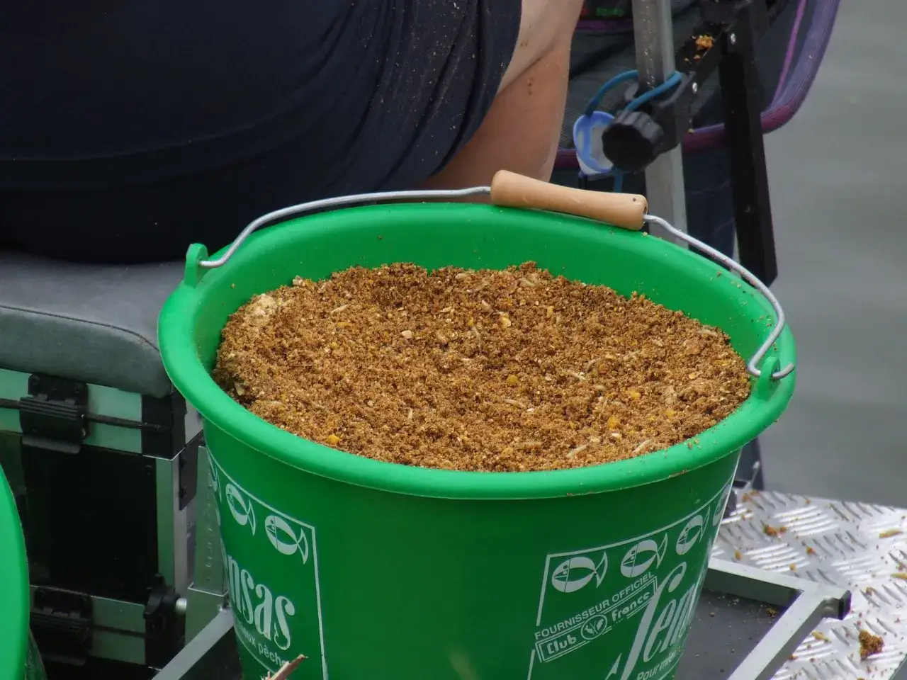 Zielone wiadro z zanętą wędkarską 25kg, gotowe do akcji.