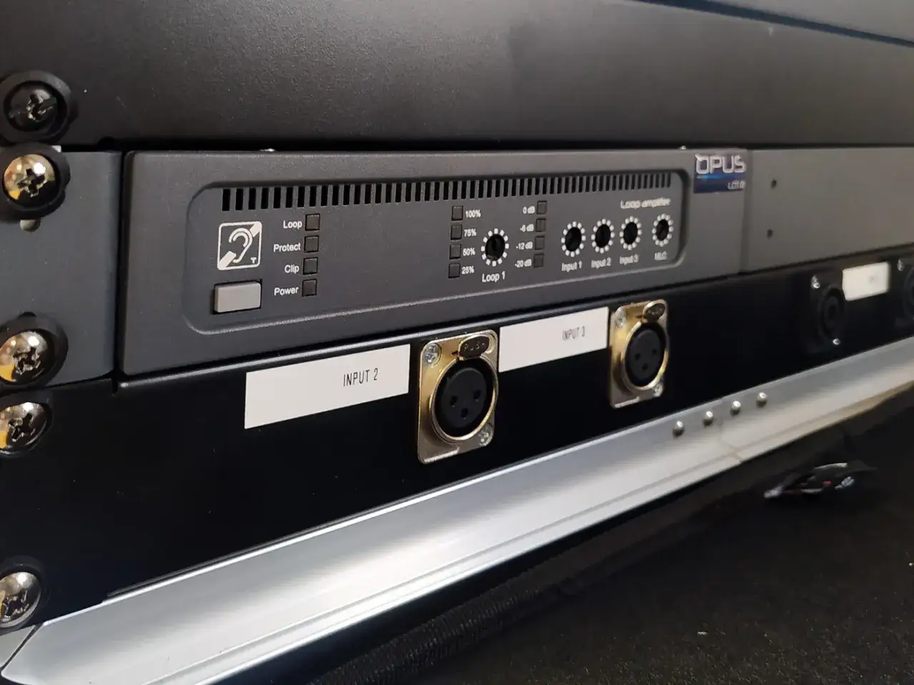 Wzmacniacz pętli indukcyjnej z wejściami XLR i wskaźnikami LED.