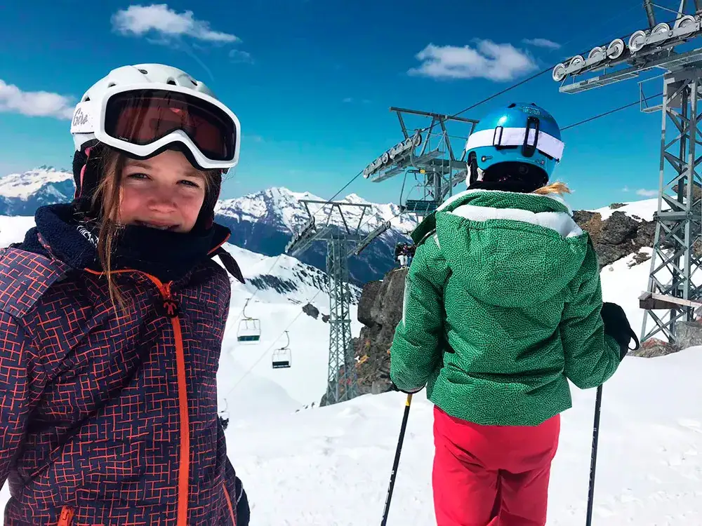 Strój na narty dla dzieci: Kompletny poradnik. Ciepło, sucho, bezpiecznie