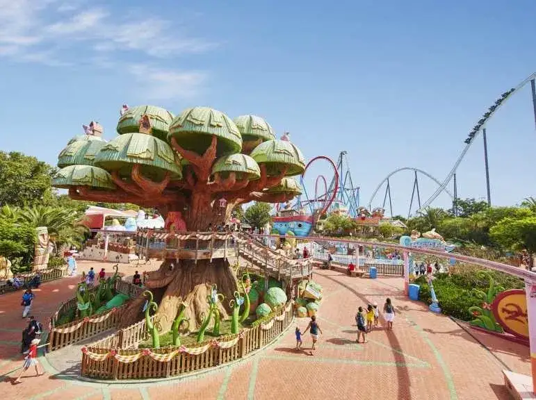 Horarios de las atracciones en PortAventura que no te puedes perder