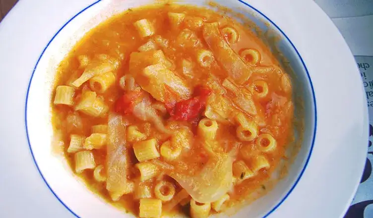 Minestra di verza con pasta: la ricetta perfetta e i trucchi