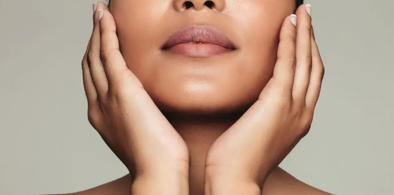 Śniada cera: Sekrety pielęgnacji i makijażu dla złocistej karnacji