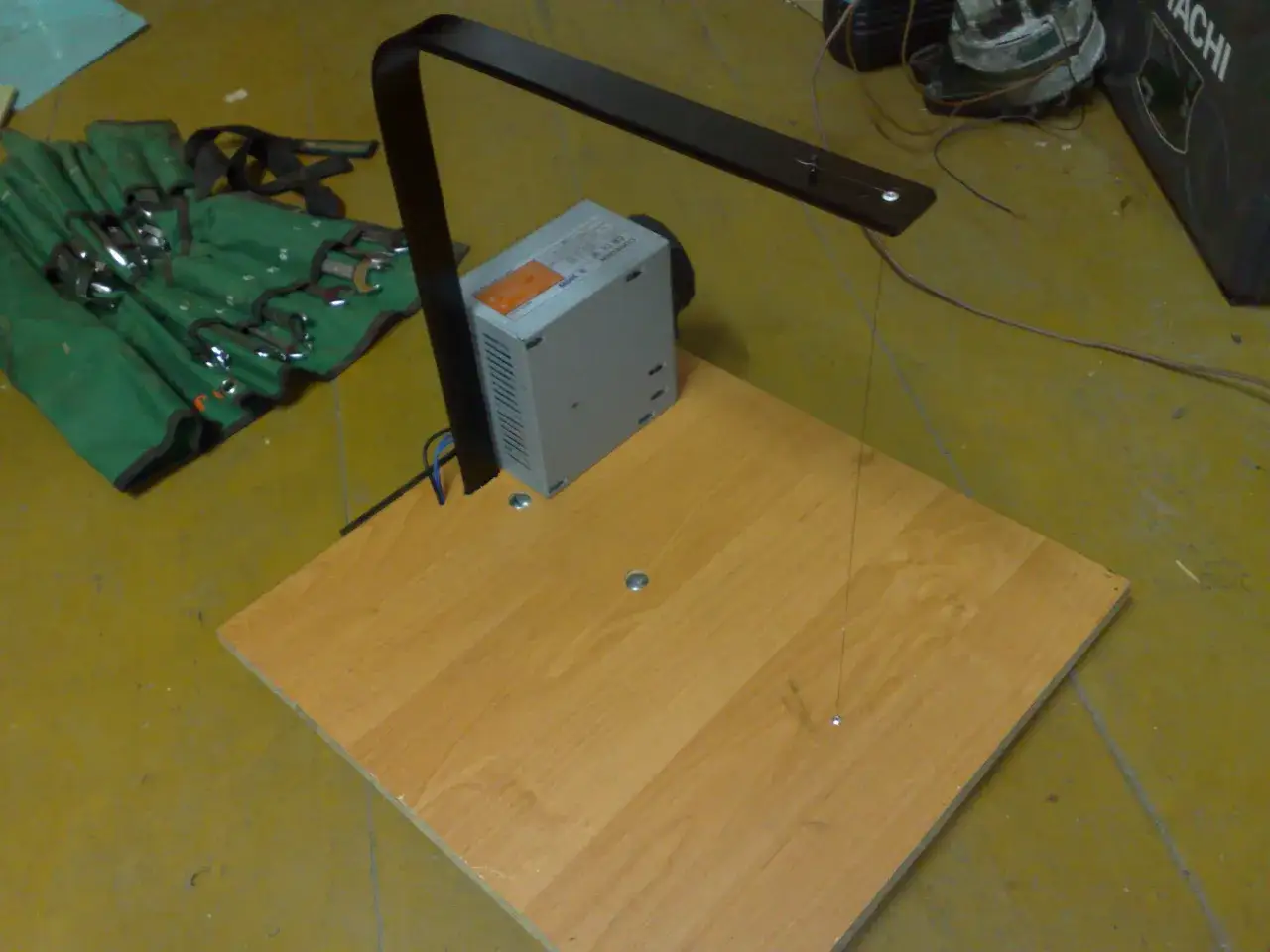 Domowa przecinarka do styropianu z drutem oporowym i zasilaczem.