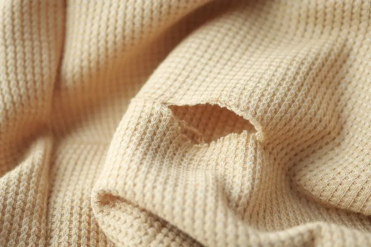Jak załatać dziurę w bluzce - proste metody naprawy bez szycia