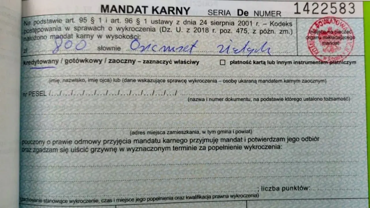 Fragment mandatu karnego z wpisaną kwotą 800 zł i podpisem.