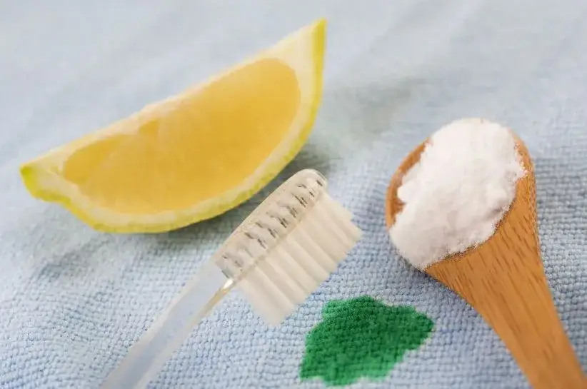 Skuteczne sposoby na usunięcie tłustej plamy z bluzy bez uszkodzeń