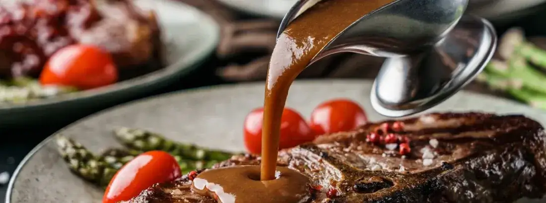 Jak zrobić sos pieczeniowy z mięsem, który zachwyci smakiem