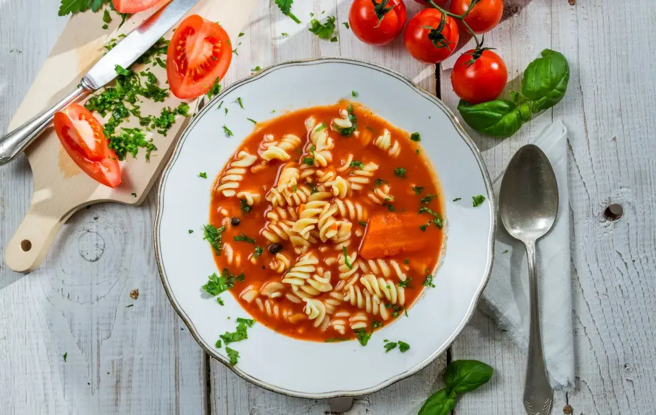 Minestra al Pomodoro: Ricetta Classica e Varianti Perfette