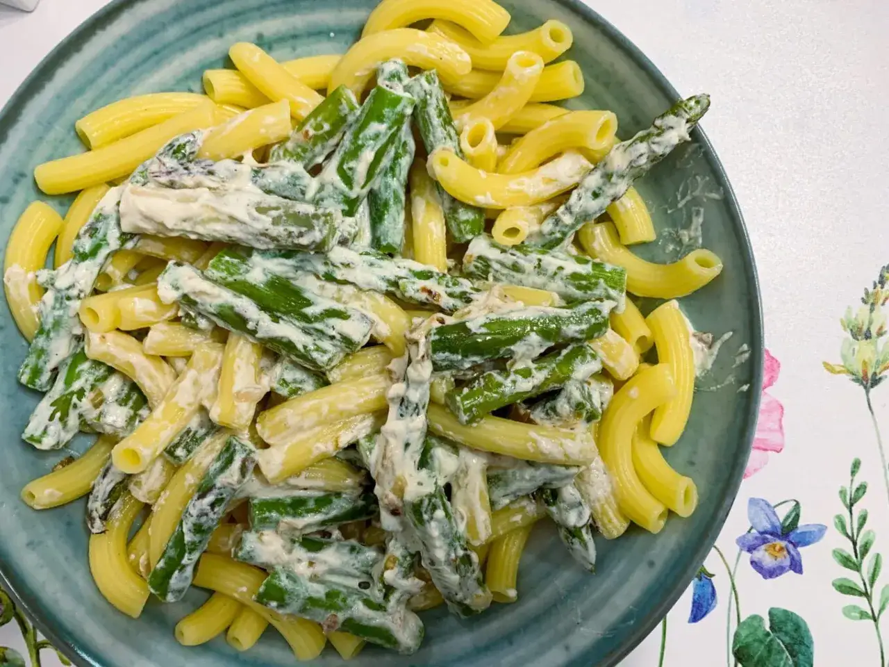 Penne w sosie śmietanowym – proste przepisy z pysznymi dodatkami