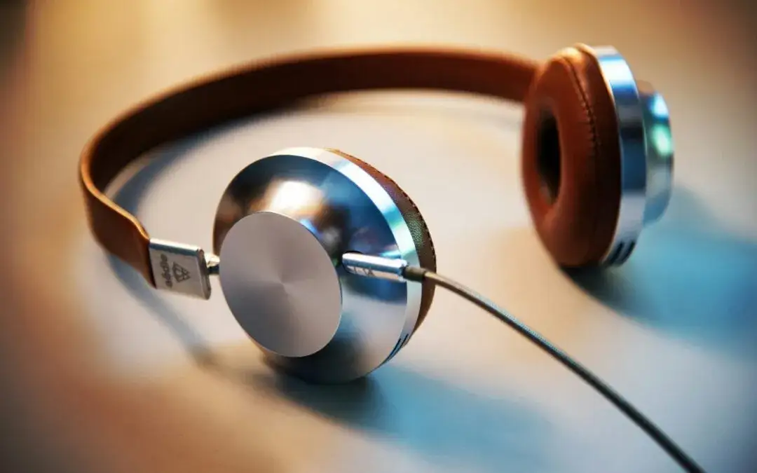 Tłumaczenie symultaniczne: Jak działa, ile kosztuje, co musisz wiedzieć?