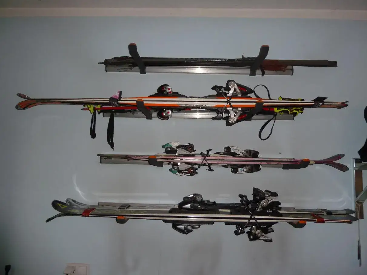 Przechowywanie nart: Szafa czy stojak? Zadbaj o sprzęt na lata!