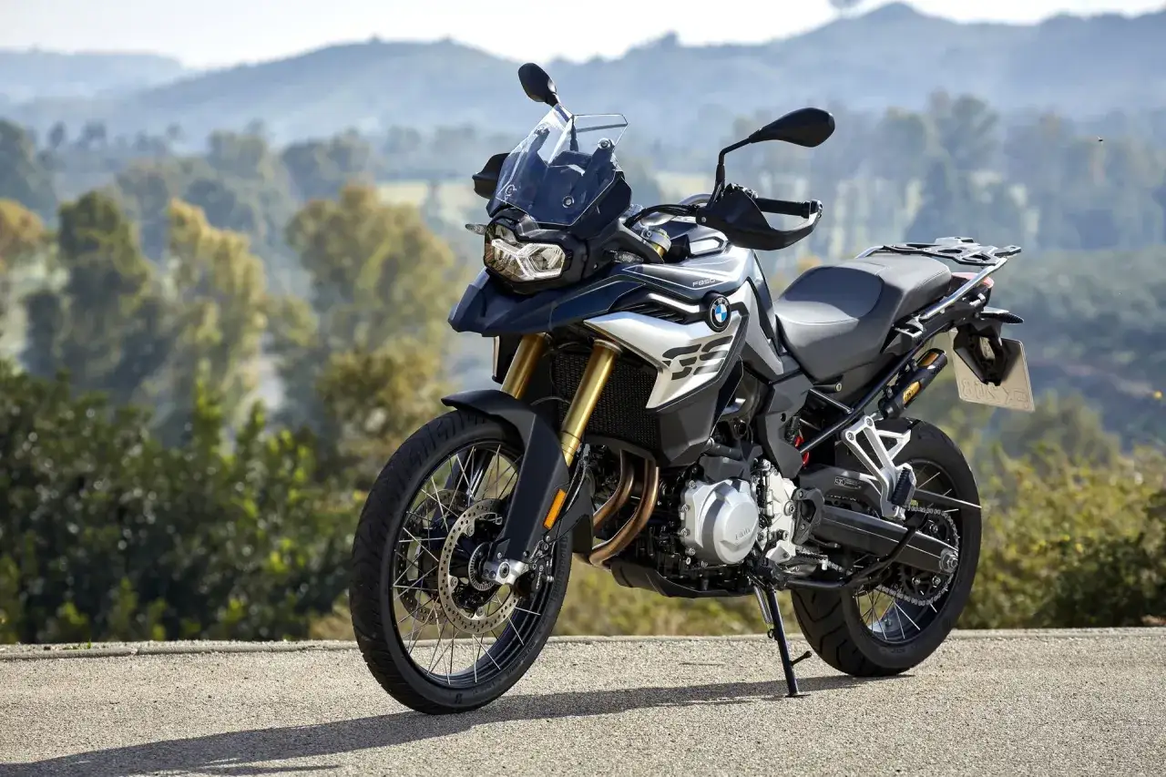 BMW GS 850 – poznaj jego dane techniczne i przygotuj się na przygodę. Ten motocykl to idealny kompan na każdą drogę.