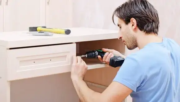 Ceny montażu mebli w 2025: Zobacz aktualne koszty i stawki montażystów