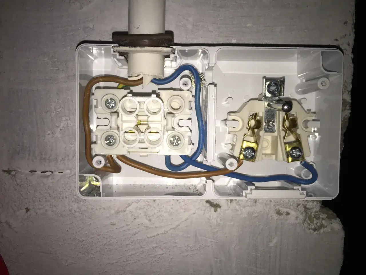 Bezpieczne podłączenie gniazda podwójnego Ospel krok po kroku bez błędów