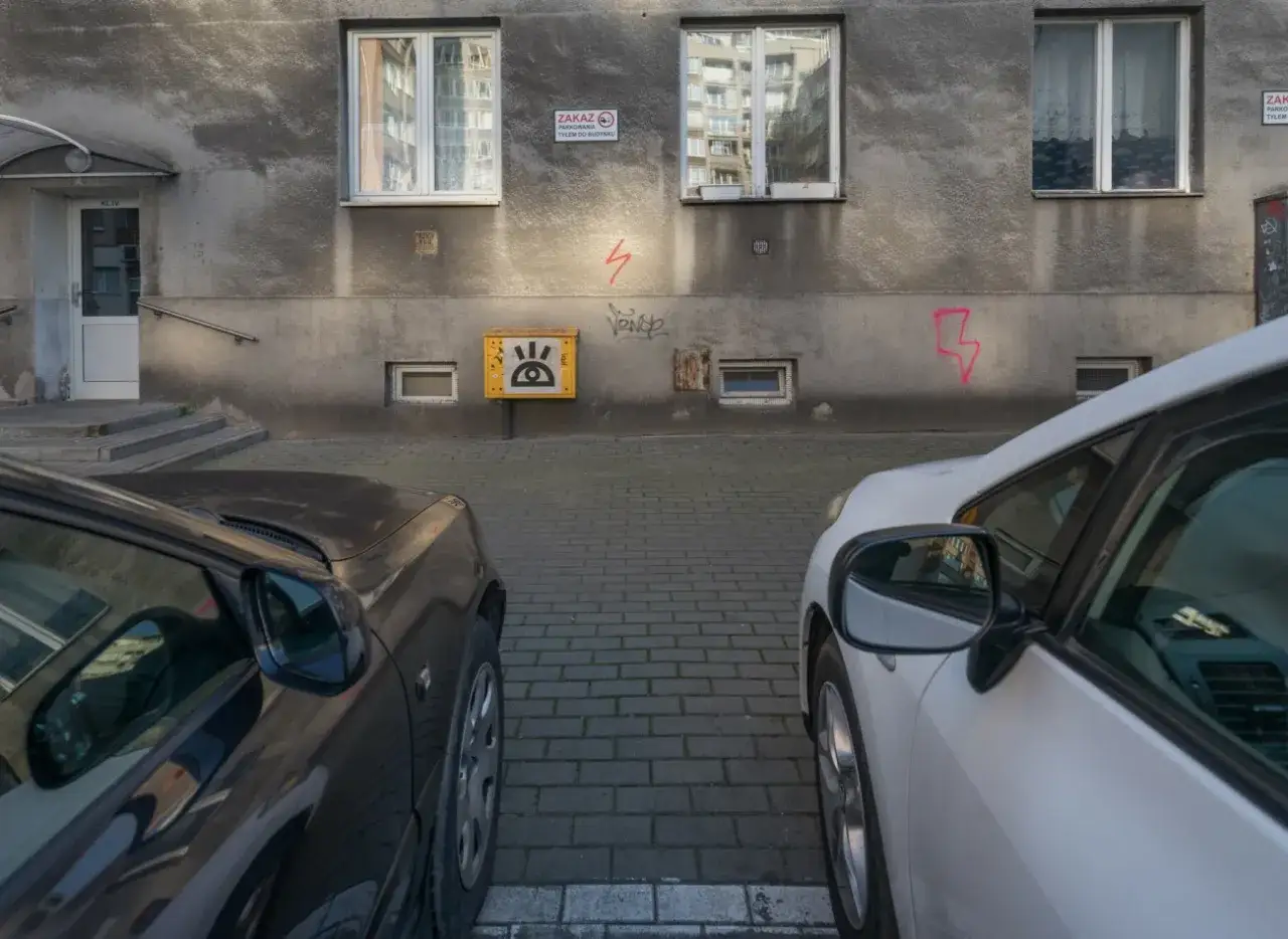 Czy można parkować pod oknami sąsiada? Sprawdź, co musisz wiedzieć