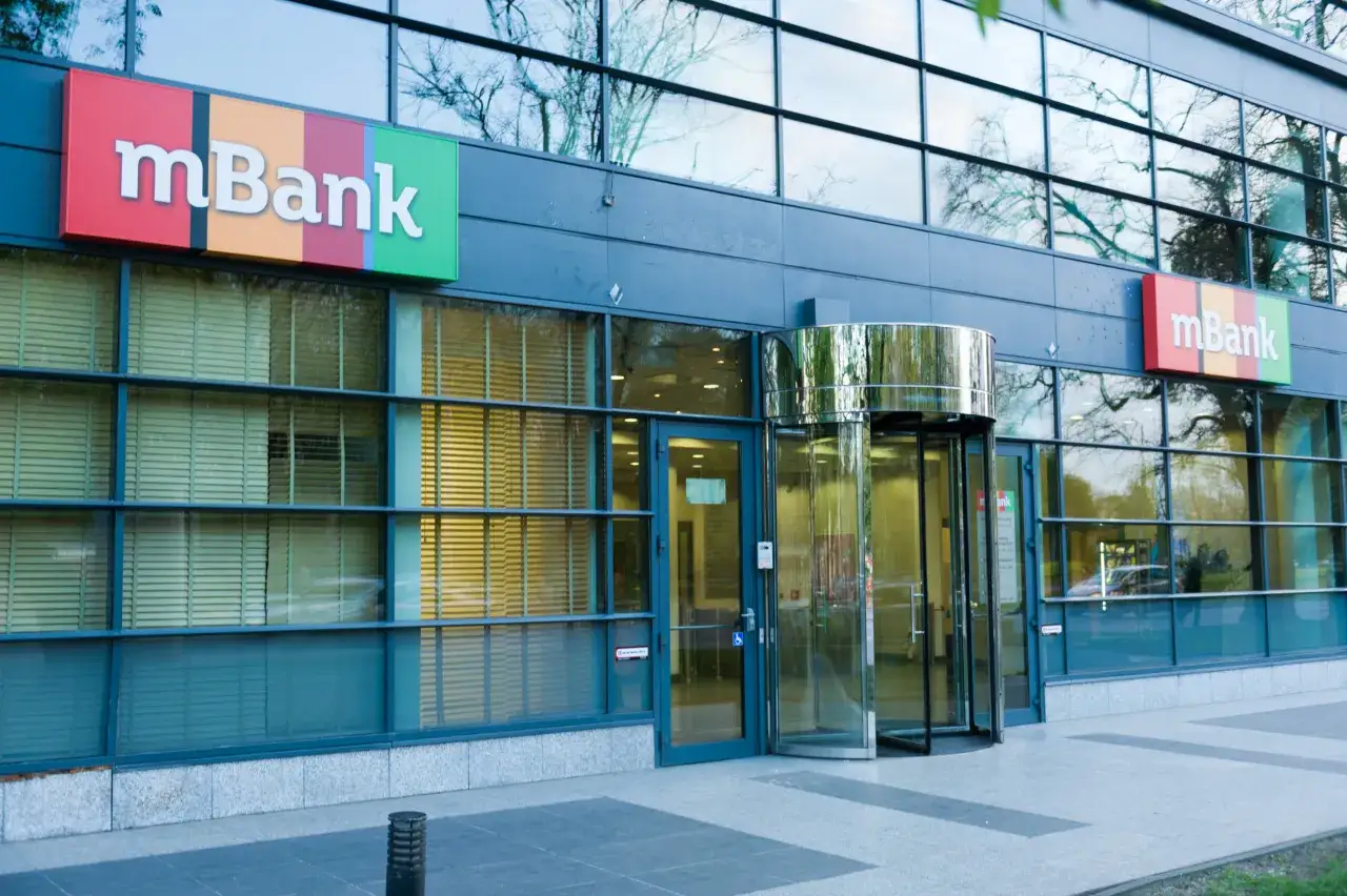 Elegancki budynek mBanku z charakterystycznym logo. Właściciel banku to Grupa Commerzbank.