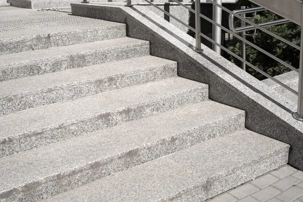 Wyrównanie i naprawa schodów betonowych: Poradnik eksperta