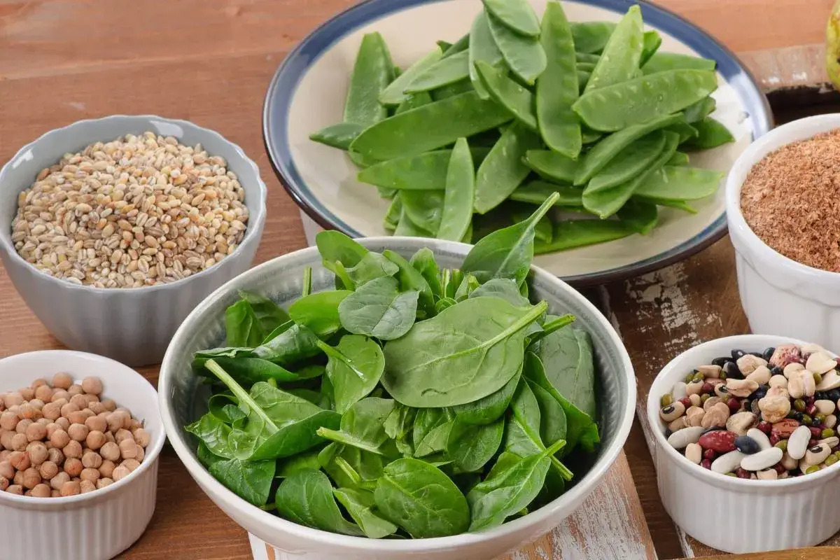 Miseczki pełne warzyw z błonnikiem: szpinak, fasolka, ciecierzyca, jęczmień i otręby. Zdrowa uczta!