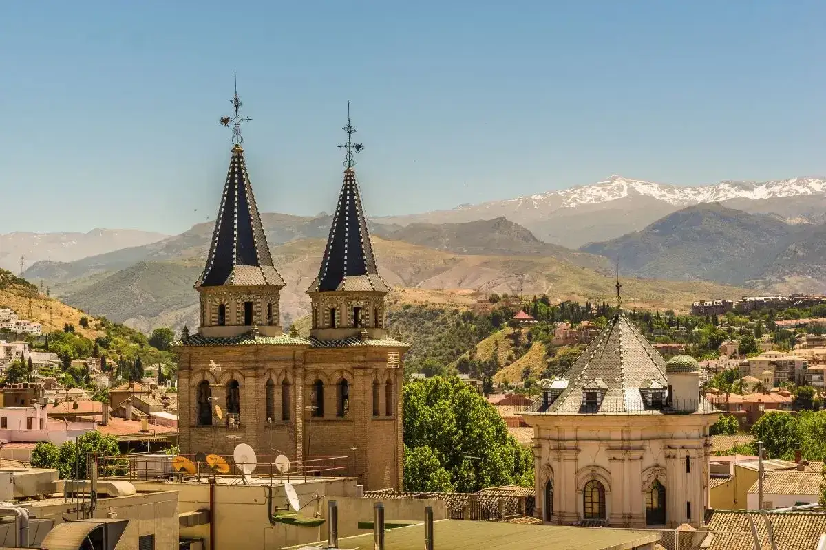 Granada: Descubre sus imprescindibles para un viaje inolvidable