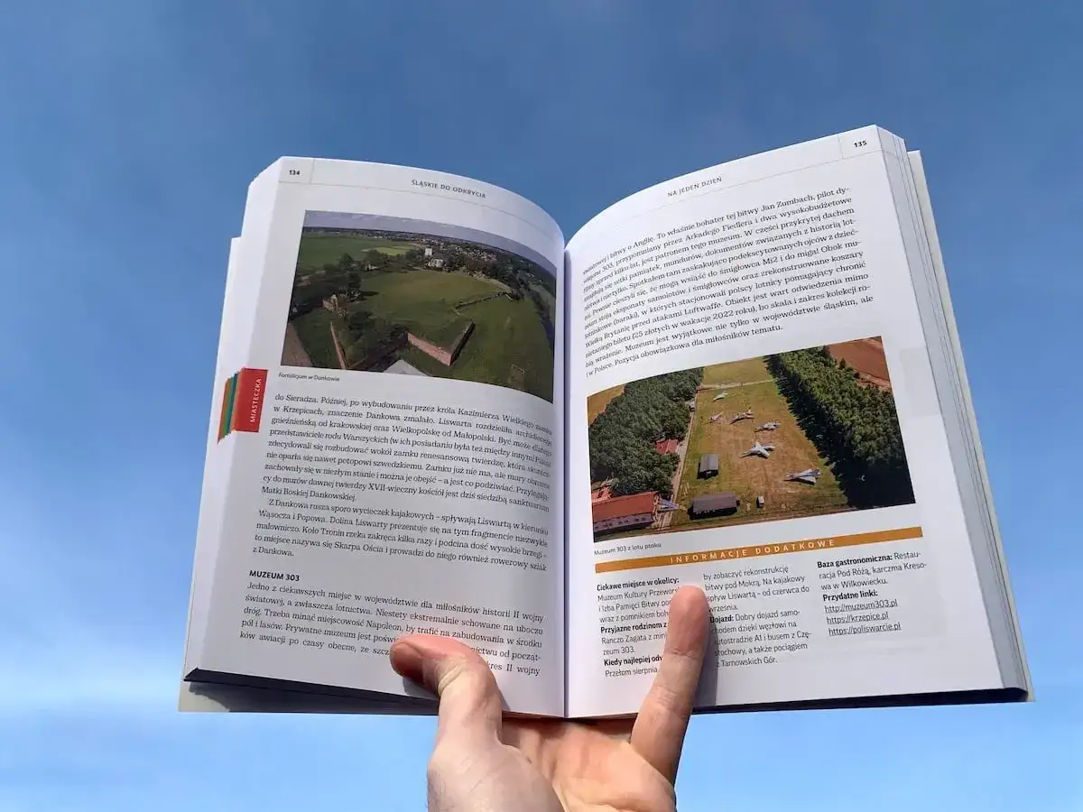 Otwarta książka z ilustracjami i tekstem o historii Śląska. Widać fragmenty o zamkach i lotnictwie. To ciekawe książki po śląsku.