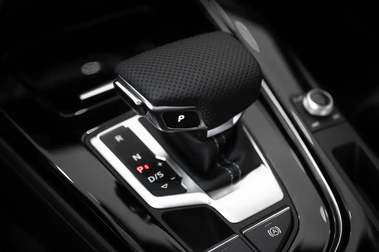 Jak bezpiecznie cofać samochodem? Unikaj tych błędów przy sprzęgle!